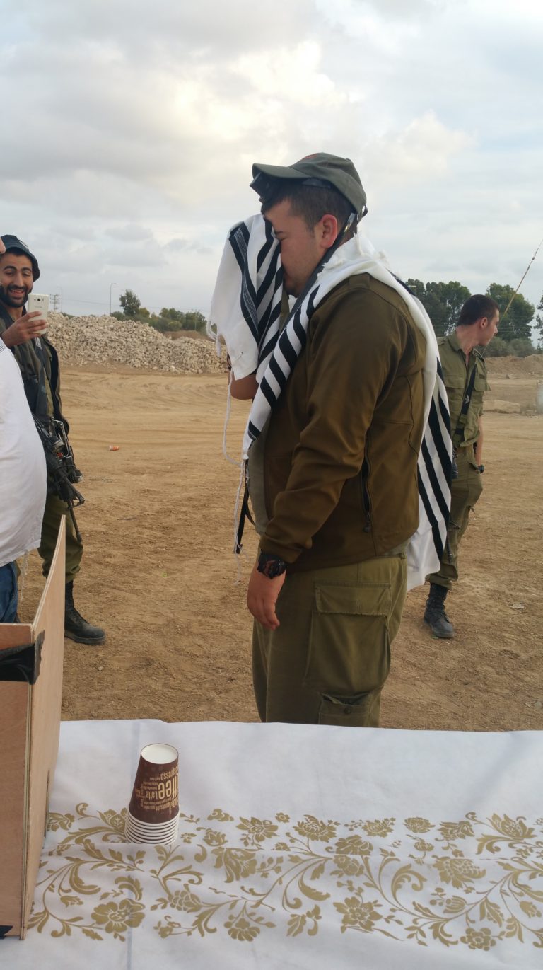 Pour la première fois, un soldat de Tsahal porte les Téfilines et fait le Shéma