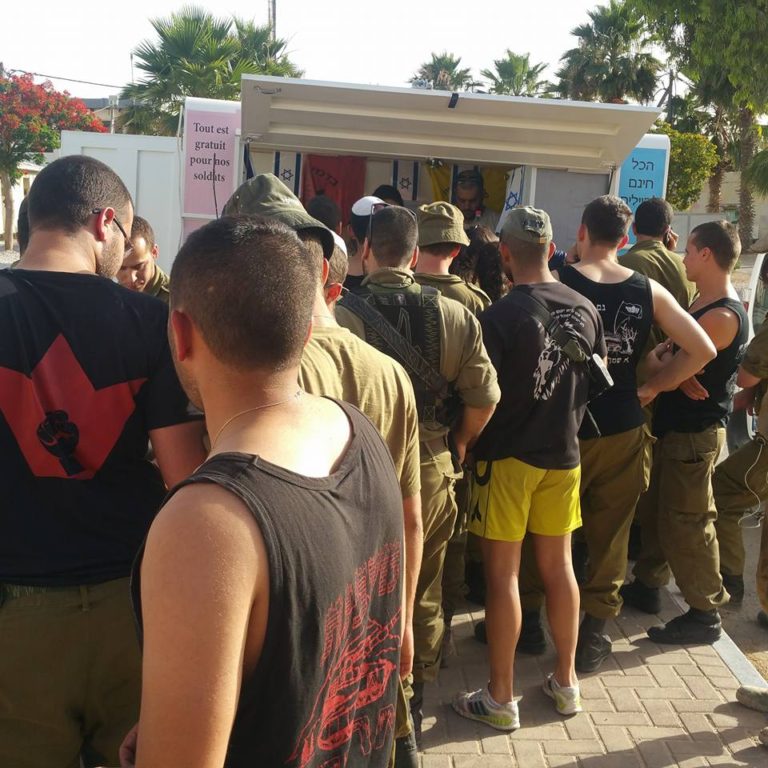 Juin 2016 : La Roulotte du Hayal offre des grillades et gateaux à plus de 200 soldats du Néguev !