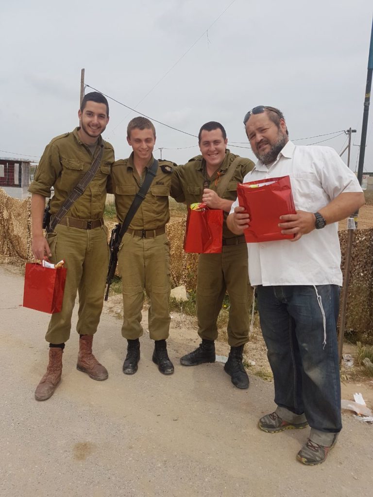 Avril 2017 | Même pour Pessah, nous n&rsquo;oublions pas nos soldats de Tsahal : Distribution de colis !