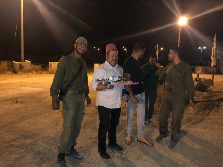 Avril 2018 | Nos soldats en bordure de Gaza mobilisés tout la fête de Pessah reçoivent des Moufletot de la Roulotte du Hayal !