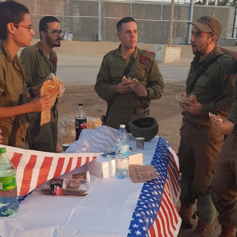 Novembre 2018 : La Roulotte du Hayal offre une centaine de pitot à nos soldats en bordure de Gaza