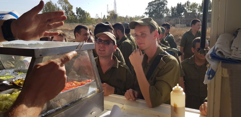 Nouvelle operation de la Roulotte : 150 soldats viennent kiffer une pita falafel ! (mai 2019)