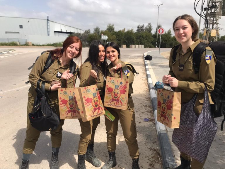 La Roulotte du Hayal n&rsquo;oublie pas les soldats de Tsahal à Pourim ! (mars 2020)