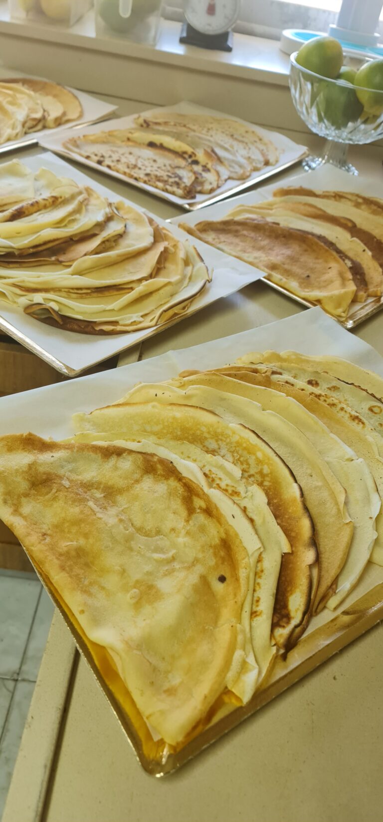 Soirée crêpes pour un groupe de soldats de France :  » Please, Sabrina, tu as des crepes ? « 