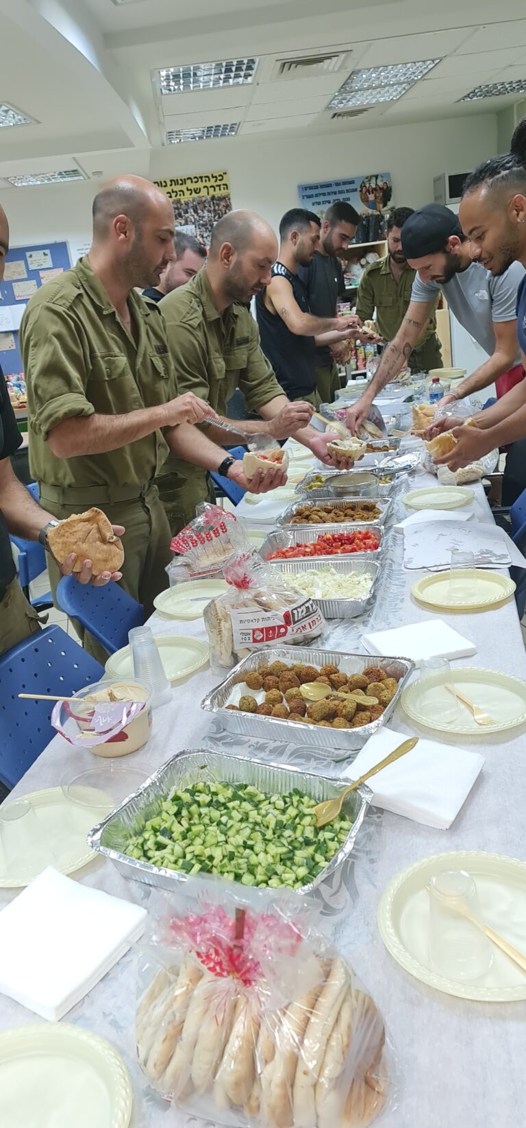 Soirée Felafel pour nos réservistes proche de Gaza à la mémoire de Guy Pinhas ben Rika