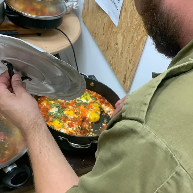 Une chakchouka Merguez , c&rsquo;est juste un repas mais pour nos soldats c&rsquo;est du bonheur !