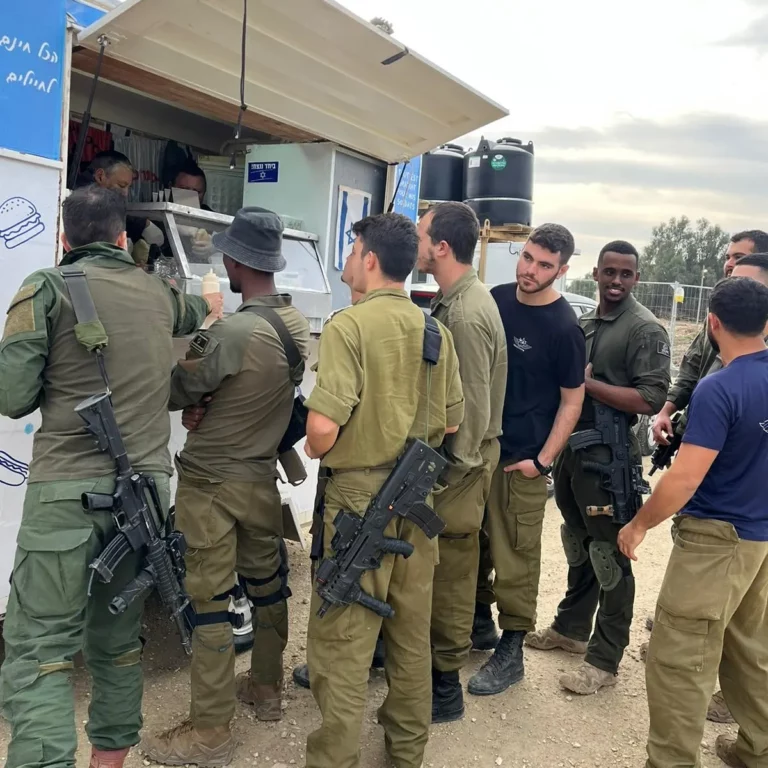 La Roulotte continue à rendre heureux nos soldats : Pita Felafel et sushi pour nos soldats en bordure de Gaza